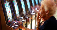 Пожилые люди играют в казино
