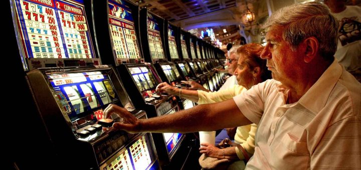 Пенсионеры в казино
