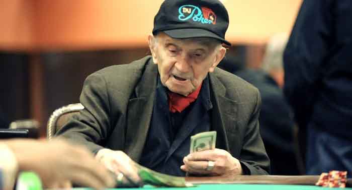 Старики играют в казино